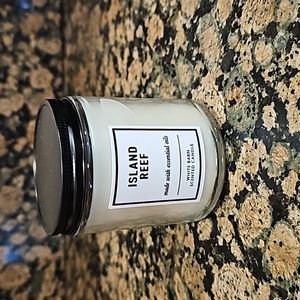 White Barn Island Reef single wick candle